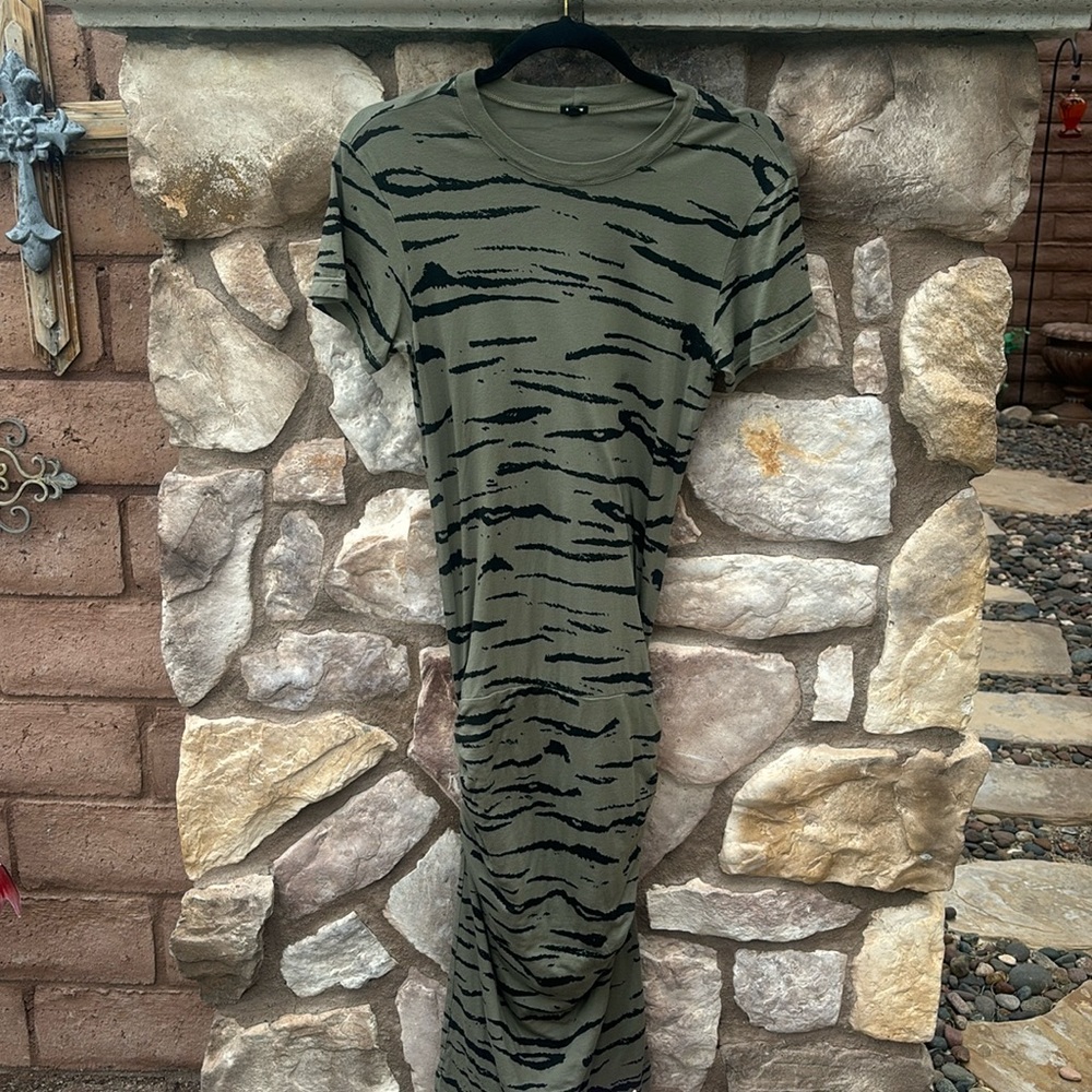 Monrow Animal Print Ruched Maxi Dress Short Sleeve Green Black Size Medium